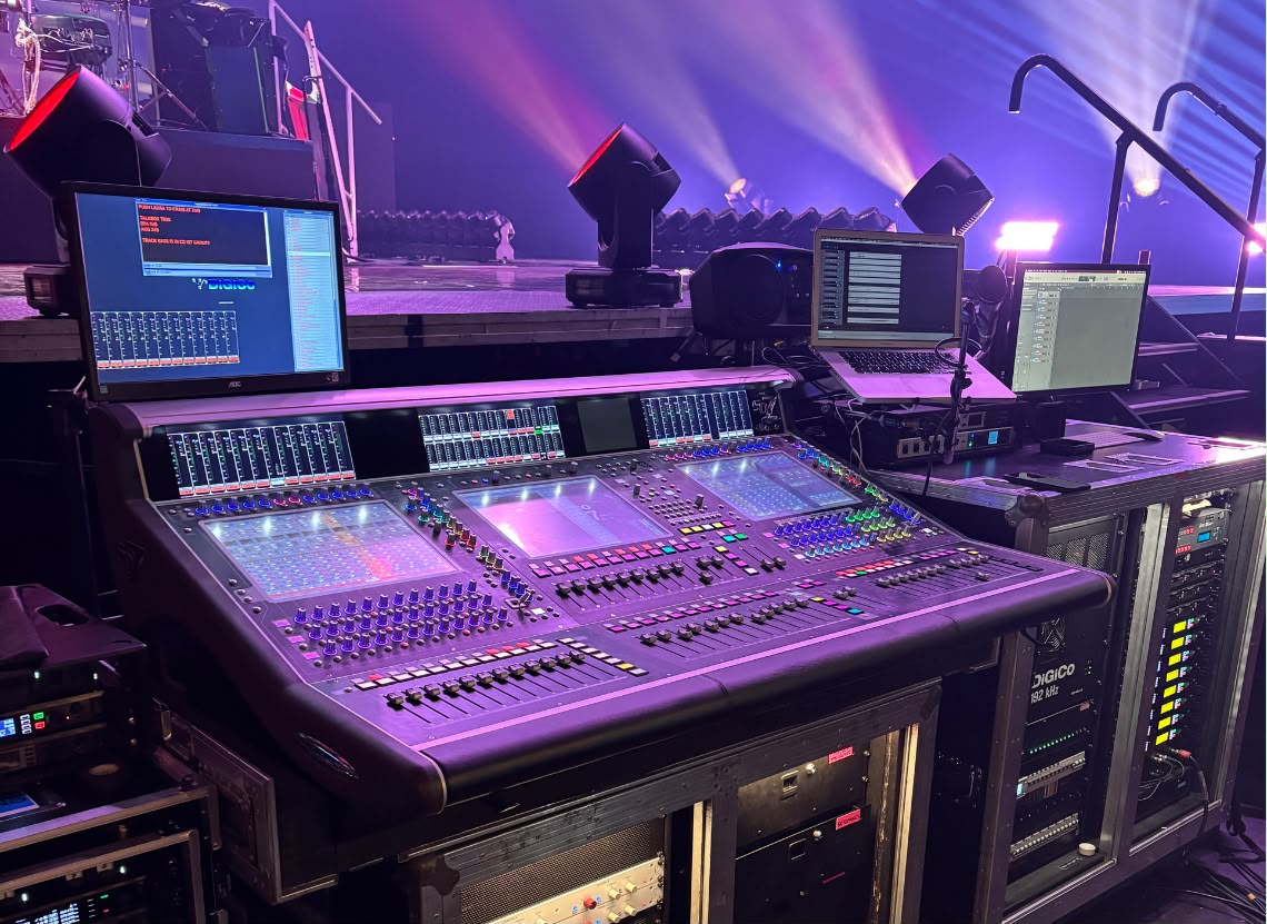 Mesa de som digital DiGiCo no palco